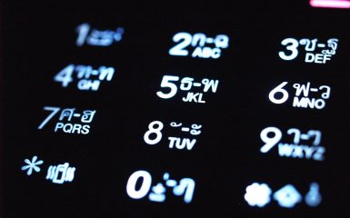 hoe vind je een naam of adres aan de hand van een mobiel nummer?